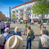 Ein Guide erzählt über die Geschichte des Rathenauplatzes