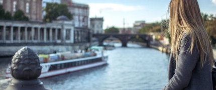 Museumsinsel & Spree Berlin Junge Frau blickt auf Spree und Museumsinsel