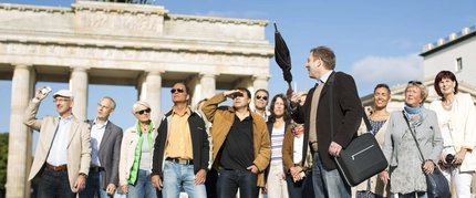 Gruppenreise nach Berlin Reisegruppe vor dem Brandenburger Tor