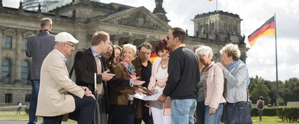 Reisegruppe vor dem Reichstag Gruppenreise nach Berlin - Führung vor dem Reichstag