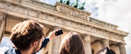 Junge Leute am Brandenburger Tor junge Leute am Brandenburger Tor