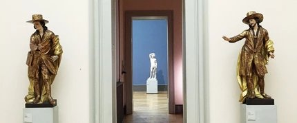 Bode Museum Eingangsbereich mit zwei Figuren