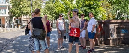 Kreuzberg Tour - Kriminell und kuschelig von Adventure World Tours Besucher auf der Kreuzberg Tour von Adventure World Tours
