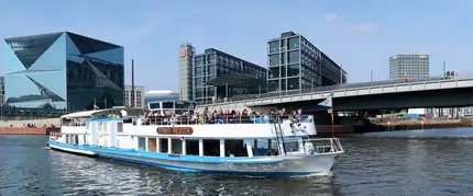 Die MS Ernjst Reuter der Reederei Stern und Kreis vor dem Hauptbahnhof