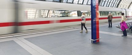ICE fährt im Berliner Hauptbahnhof ein Berliner Hauptbahnhof