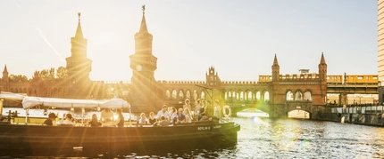 Oberbaumbrücke_Schiff_Sommer Bridge Oberbaumbrücke