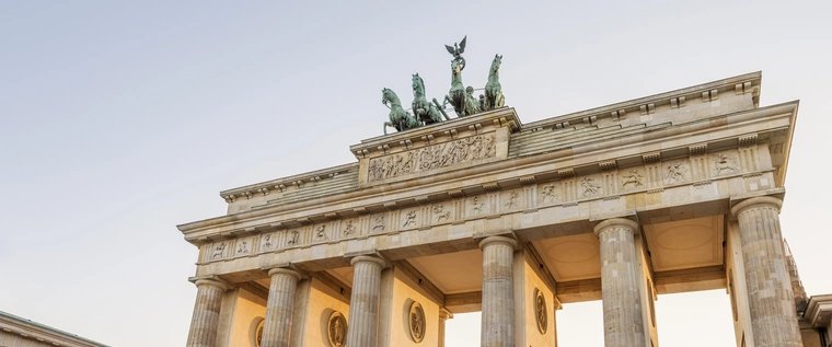 Brandenburger Tor in Berlin Blick auf das sonnenbestrahlte Brandenburger Tor