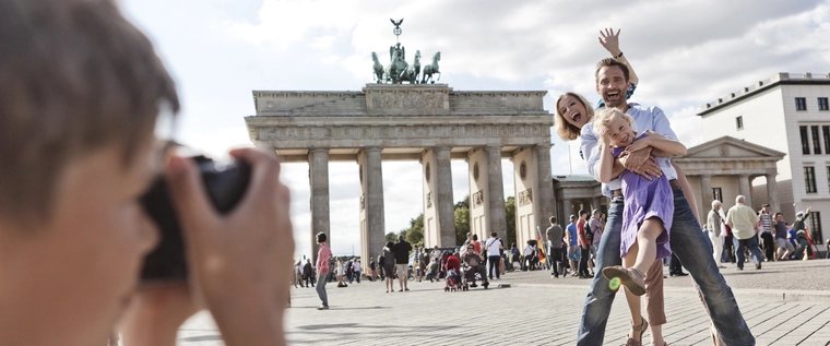 Familie vor dem Brandenburger Tor Familie vor der Berliner Sehenswürdigkeit Brandenburger Tor