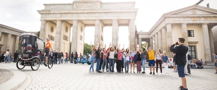 Schulklasse vor dem Brandenburger Tor Klassenreise nach Berlin