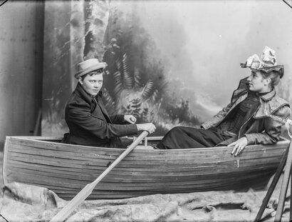 Berg & Høeg, »Wasser-Szene«. Marie Høeg und Bolette Berg in einem Ruderboot im Atelier, 1895–1903 © Sammlung des Preus Museums