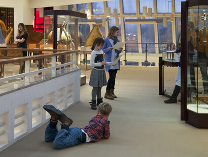Kinder bei der Schatzsuche im Museum