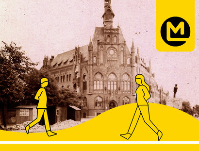 Zwei gelbe Figuren laufen auf und ab vor dem historischen Rathaus Lichtenberg. Oben rechts ist das Logo des Museums Lichtenberg, ein schwarz-gelbes M