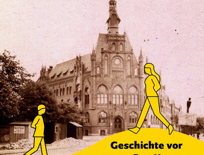 Zwei gelbe grafische Figuren laufen vor dem historischen Rathaus Lichtenberg auf und ab