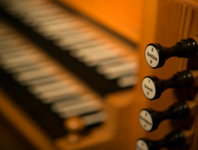 Orgeltastatur, unscharf fotografiert