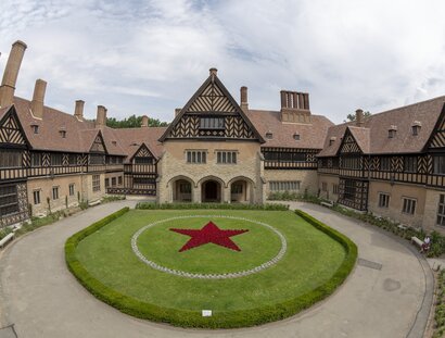 Schloss Cecilienhof, Ehrenhof mit rotem Stern