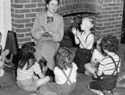 Ruth Crawford Seeger im Kreis von Kindern