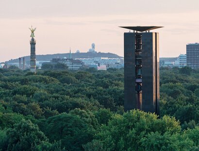 Blick auf Carillon und Siegessäule im Tiergarten
