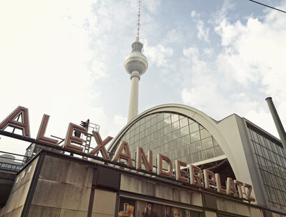 Bahnhof Alexanderplatz mit Fernsehturm im Hintergrund