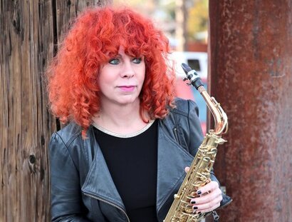 Die Saxophonistin Tina Tandler