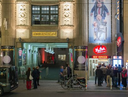 Kabarett-Theater DISTEL, Aueßenaufnahme eingang mit Menschen auf dem Bürgersteig