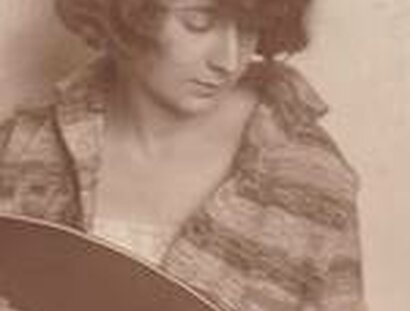 Ilse Weber mit einer Laute, 1928