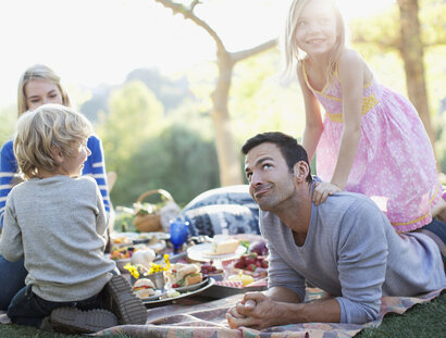 Una famiglia che fa un picnic nel parco