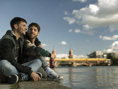 Gay-Pärchen unterwegs in Berlin-Friedrichshain- farbreduziert