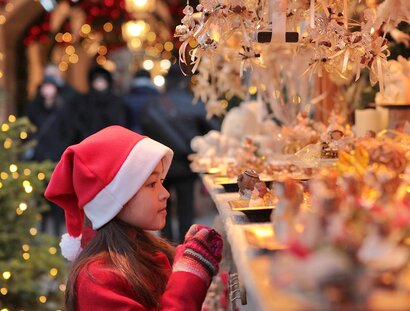 Una chica en el mercado de Navidad 