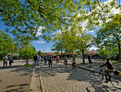 Bicicletas atravesando el Mauerpark 