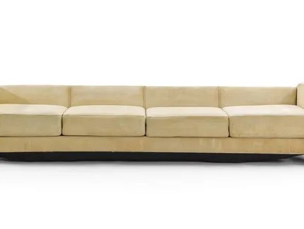 Haus Lemke, Viersitzige Schlafcouch mit Polsterkissen aus dem „Damenzimmer“. Entwurf Mies van der Rohe und Lilly Reich (?), 1934/35 Haus Lemke, Viersitzige Schlafcouch mit Polsterkissen aus dem „Damenzimmer“. Entwurf Mies van der Rohe und Lilly Reich (?), 1934/35