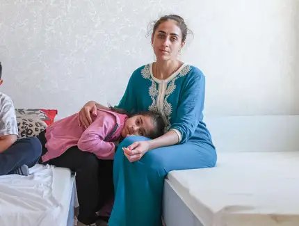 Snezhana S., 28 Jahre mit ihren Kindern aus Charkiw / Ukraine. Roma-Zentrum der Evangelisten, Edineț, Moldau 10/2022 Snezhana S., 28 Jahre mit ihren Kindern aus Charkiw / Ukraine. Roma-Zentrum der Evangelisten, Edineț, Moldau 10/2022