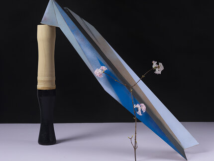 Yasmin Alt, Fragmente, Steine und ein bißchen Ikebana (Duftschneeball), 2023, Fine Art Print, 59 x 44 cm, 5er Edition, © Yasmin Alt