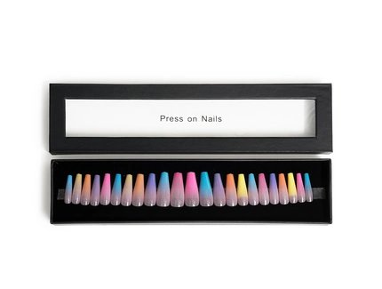 Grelle gelbe, pinke, lila, türkis selbstklebende „Press-On-Nails“ in einer schwarzen Schachtel Grelle gelbe, pinke, lila, türkis selbstklebende „Press-On-Nails“ in einer schwarzen Schachtel