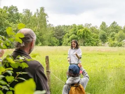 Momentaufnahme einer Führung durch das Museumsdorf Düppel Momentaufnahme einer Führung durch das Museumsdorf Düppel