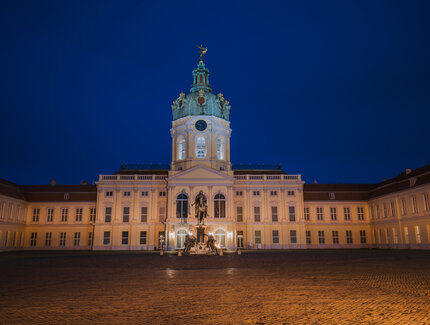 Schloss Charlottenburg am Abend beleuchtet