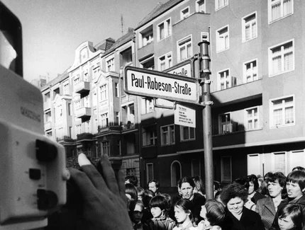 Umbenennung der Stolpischen Straße in Paul-Robeson-Straße, 7. April 1978 / Museum Pankow Umbenennung der Stolpischen Straße in Paul-Robeson-Straße, 7. April 1978 / Museum Pankow