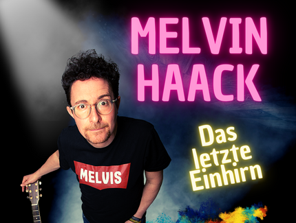 Melvin Haack steht im Scheinwerfer-Licht, blickt nach oben in die Kamera und stützt sich mit der rechten Hand auf seine Gitarre. Auf dem Plakat steht der Konzerttitel: Das letzte Einhirn. Hits, Emotionen, Verbalgalopp.