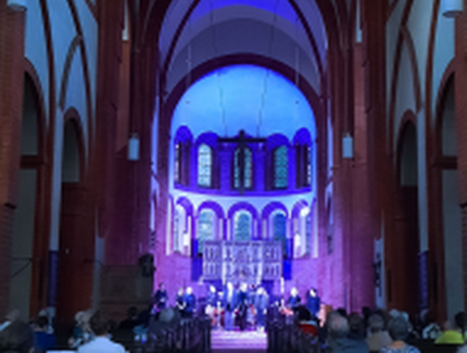 Beleuchtete Klosterkirche Lehnin bei einem Konzert