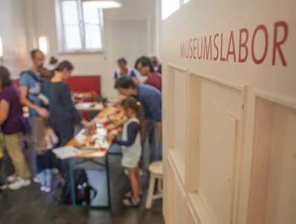 Der Blick ins Museumslabor zeigt eine Gruppe beim Gestalten kreativer Drucke Der Blick ins Museumslabor zeigt eine Gruppe beim Gestalten kreativer Drucke