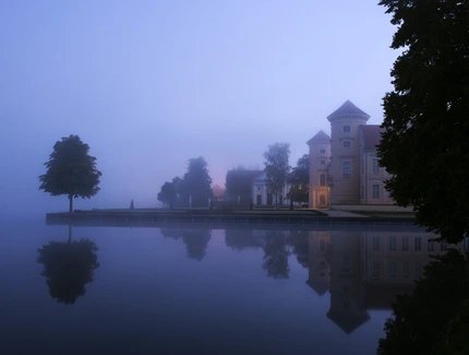 Schloss Rheinsberg in der Dämmerung mit Blick über den See Schloss Rheinsberg in der Dämmerung mit Blick über den See