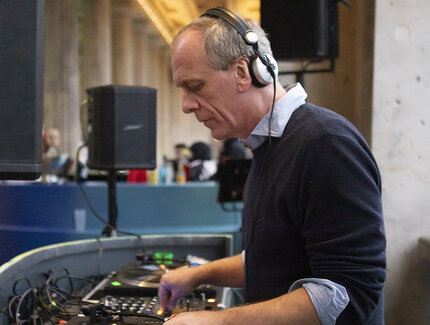 DJ in der Kolonnaden Bar