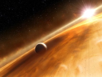 Exoplanet vor einer orangefarbenen Gaswolke mit einem strahlenden Stern im Hintergrund. Exoplanet vor einer orangefarbenen Gaswolke mit einem strahlenden Stern im Hintergrund.