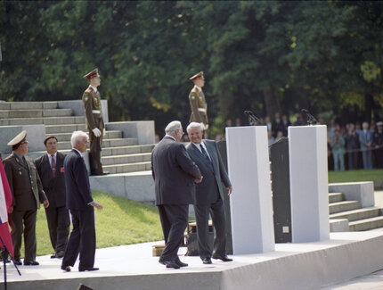 Bundeskanzler Helmut Kohl und der russische Präsident Boris Jelzin während des offiziellen Verabschiedungszeremoniells der Westgruppe der Truppen, 31.8.1994 Treptower Park