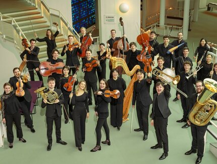 Karajan-Akademie der Berliner Philharmoniker mit ihren Instrumenten im Foyer der Philharmonie Berlin