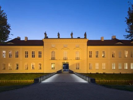 Stadtseitige Ansicht von Schloss Rheinsberg in der Abenddämmerung Stadtseitige Ansicht von Schloss Rheinsberg in der Abenddämmerung