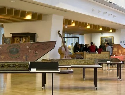 Blick in den Ausstellungsraum des Musikinstrumenten-Museums Blick in den Ausstellungsraum des Musikinstrumenten-Museums