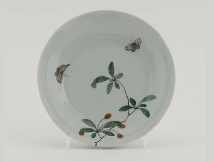 Schale mit Zweigen und Schmetterlingen, China, Jingdezhen, Kaiserliche Werkstätten, wohl frühe bis mittlere Qing-Dynastie, 17./18. Jahrhundert, Porzellan mit Aufglasurmalerei Schale mit Zweigen und Schmetterlingen, China, Jingdezhen, Kaiserliche Werkstätten, wohl frühe bis mittlere Qing-Dynastie, 17./18. Jahrhundert, Porzellan mit Aufglasurmalerei