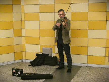 Resul Barini im U-Bahnhof Lichtenberg