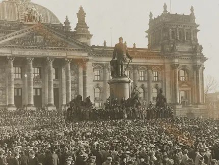 Ausrufung der Republik 1918 vor dem Berliner Reichstag Ausrufung der Republik 1918 vor dem Berliner Reichstag