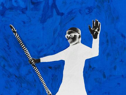 Kunstwerk: Fotoprint einer Person auf Leinwand mit leuchtend blauem Hintergrund
